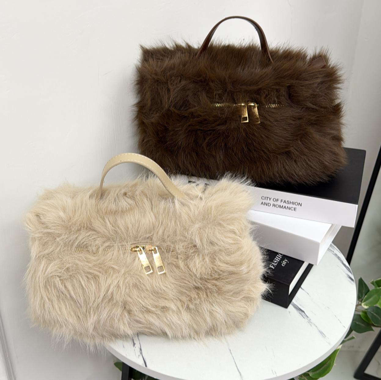 Zanzibar - Borsa Fluffy in Eco - Pelliccia con Zip Dorata