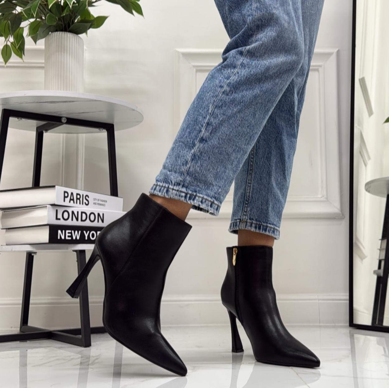 Ilaria - Stivaletti Donna Tacco Basso Punta Nero