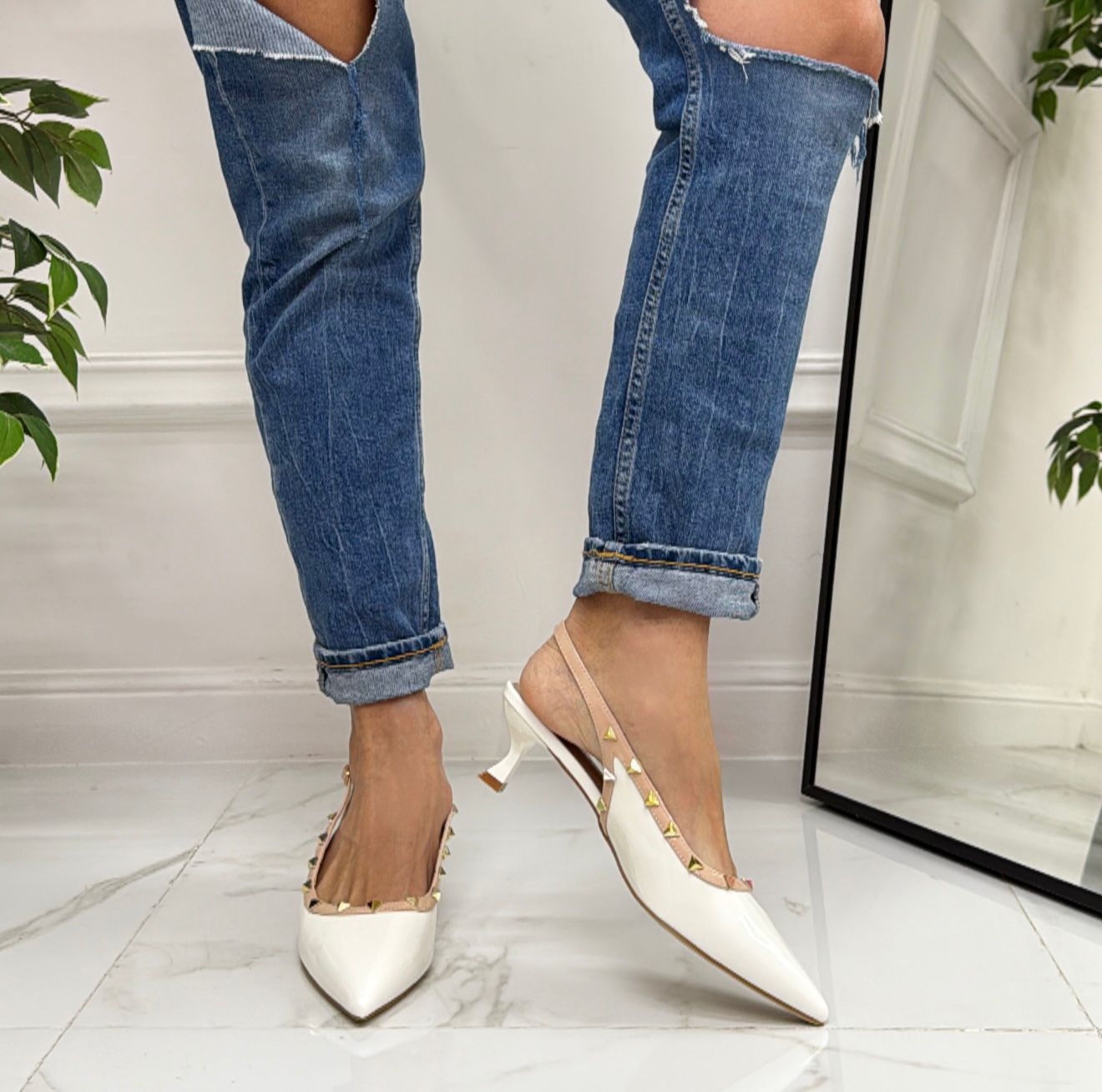 Halyna - Décolleté Donna Cinturino Tacco Spillo Basso Borchie Elegante Vernice Bianco