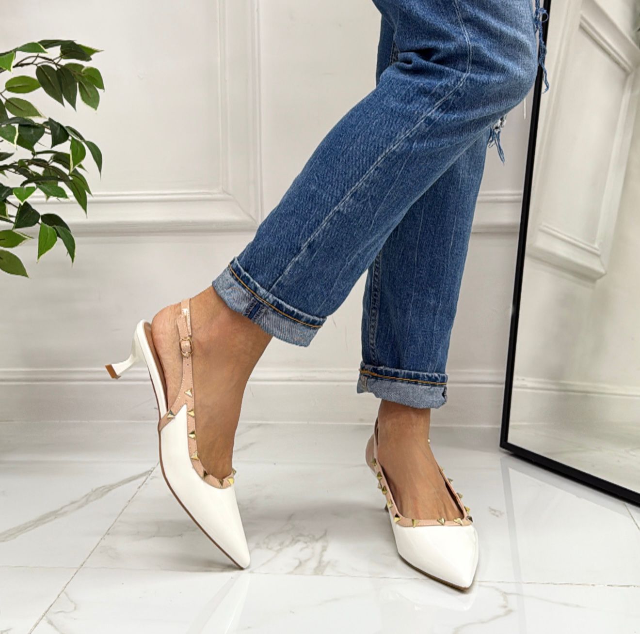 Halyna - Décolleté Donna Cinturino Tacco Spillo Basso Borchie Elegante Vernice Bianco