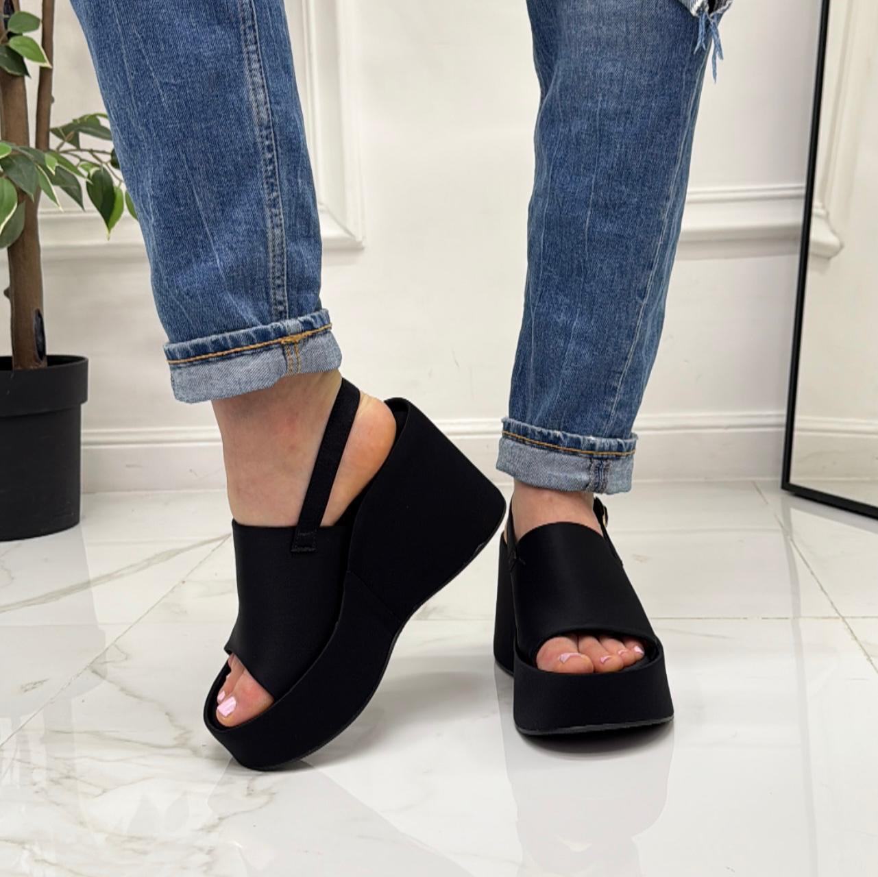Ketty - Sandalo Zeppa Donna Punta Tallone Scoperto Cinturino Nero